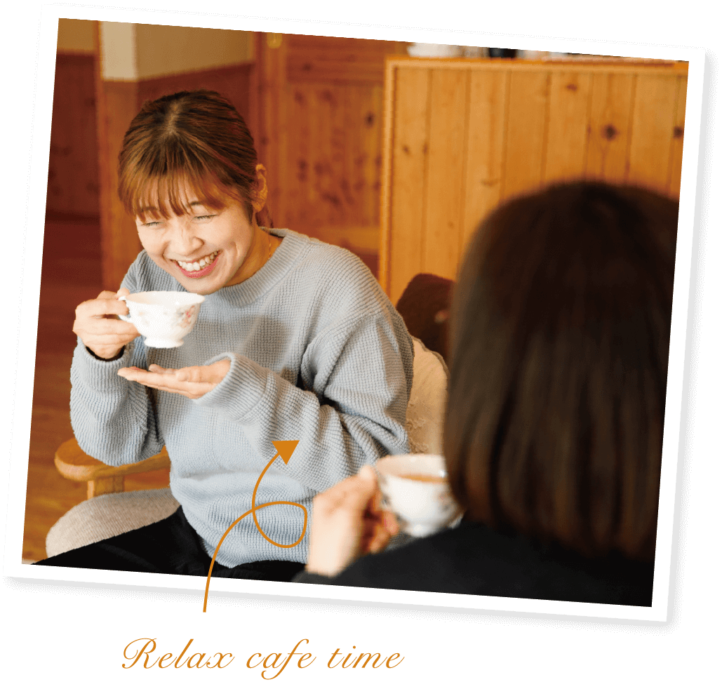 産前・産後のお母さんが、助産院内のくつろぎスペースで楽しく談笑しながらカフェタイムを楽しんでいる様子